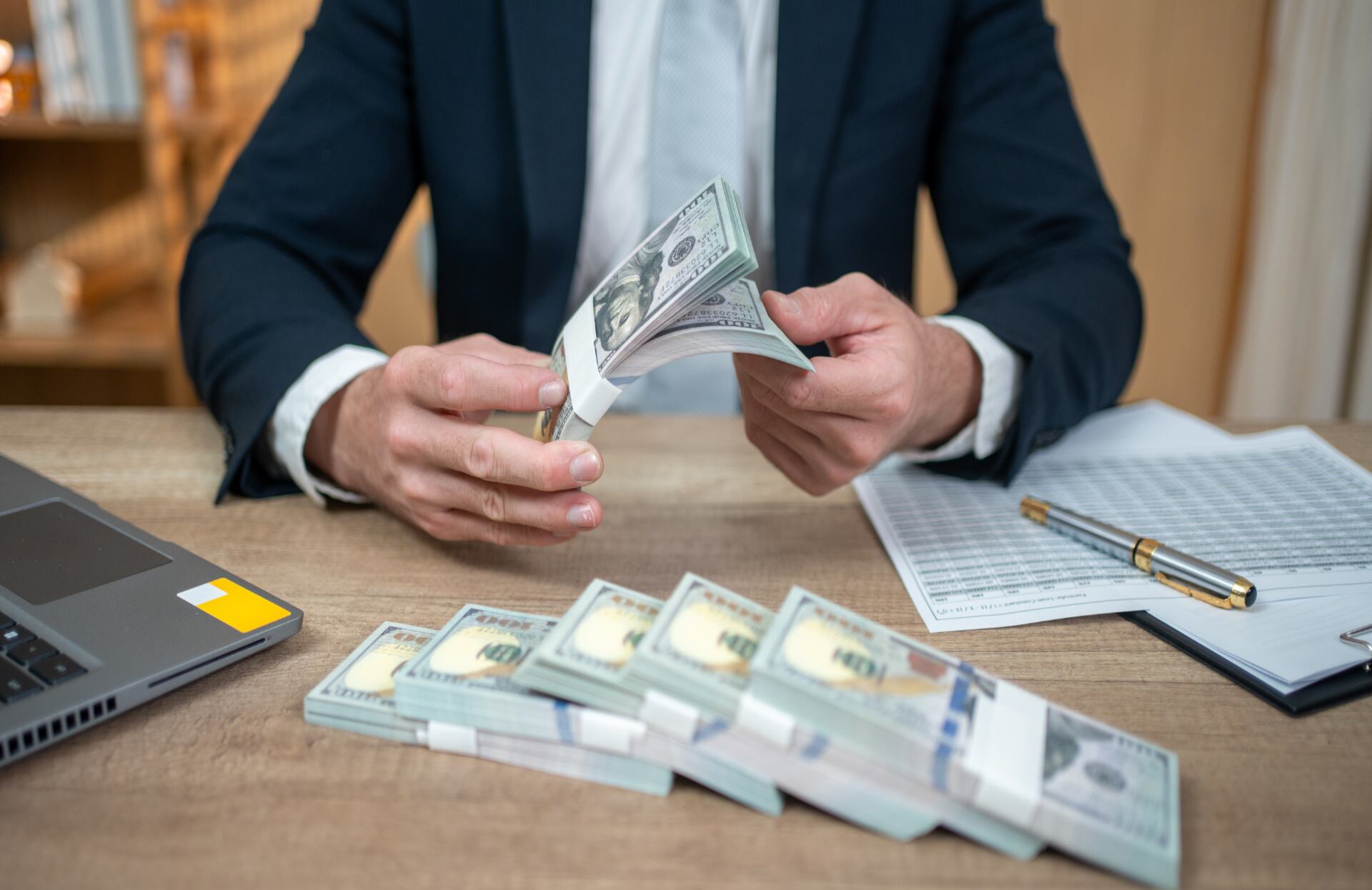 Hacer dinero a través de buenos negocios es una estrategia inteligente.