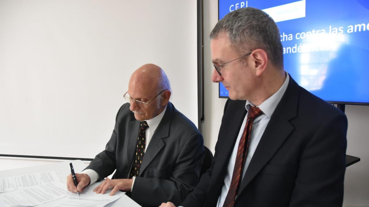 El Invima fortalece preparación regulatoria de Colombia ante futuras emergencias sanitarias firmando alianza con CEPI