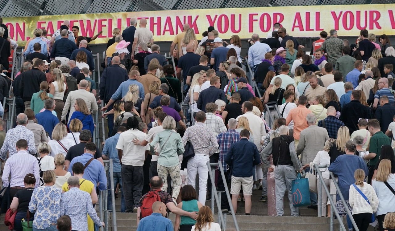 Miles de espectadores asistieron al último concierto de Elton John en Estocolmo, Suecia
