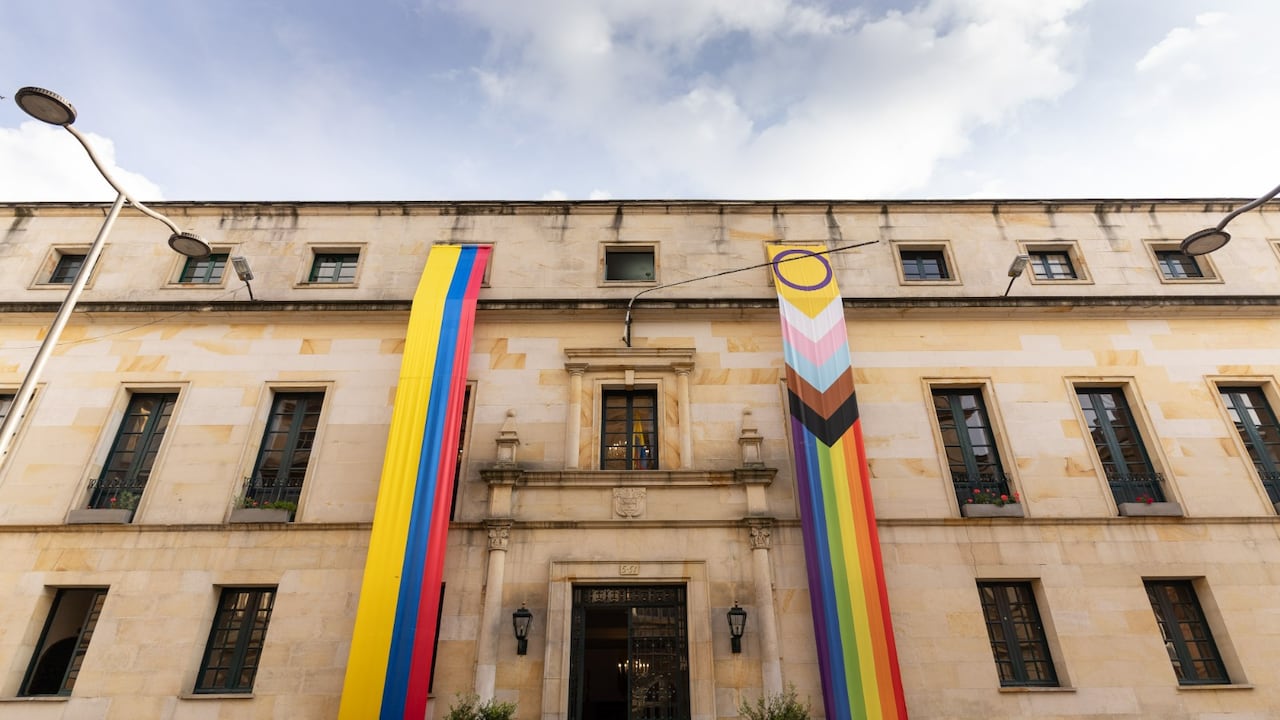 La fachada de la Cancillería se vistió con la bandera LGBTIQ+