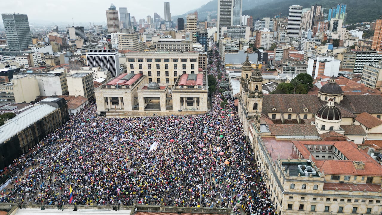 MARCHA 21 DE ABRIL EN CONTRA DEL GOBIERNO DE GUSTAVO PETRO BOGOTÁ en la plaza de Bolívar
