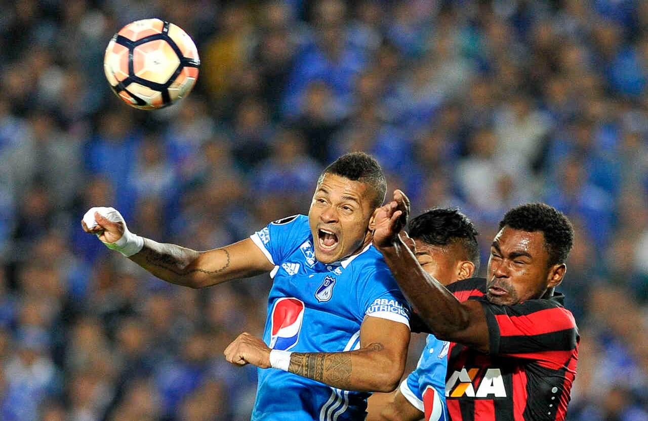  Millonarios a pesar de haber ganado en los 90 minutos 1-0 al Parananese de Brasil, durante un partido por  Copa Libertadores, quedó eliminado del torneo internacional al perder 2-4 por cobros desde el punto penal, este miércoles 8 de febrero de 2017 en el estadio El Campín de Bogotá. Foto: Carlos Julio Martínez / SEMANA