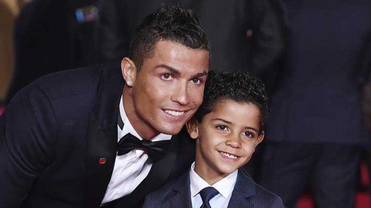 El futbolista asistió al estreno con su madre y su hijo.