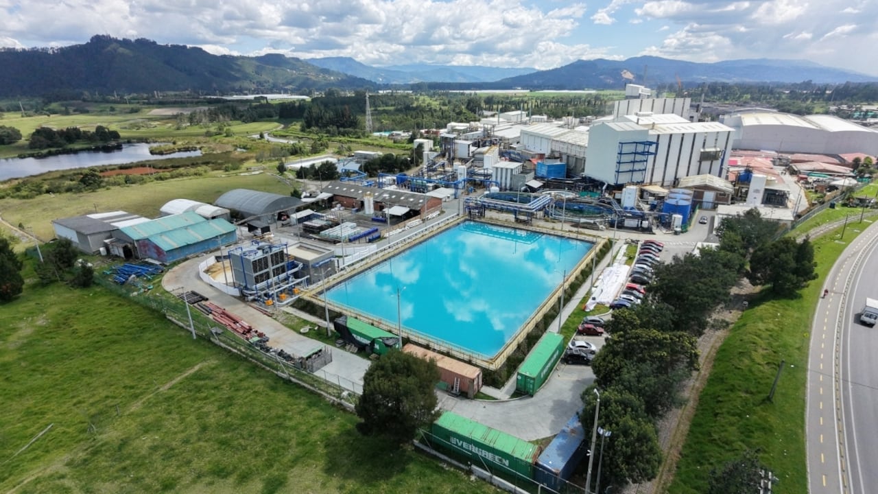 La compañía proyecta duplicar su autogeneración eléctrica de 15 a 30 MW para 2028, elevar la capacidad de llenado en Blancox.