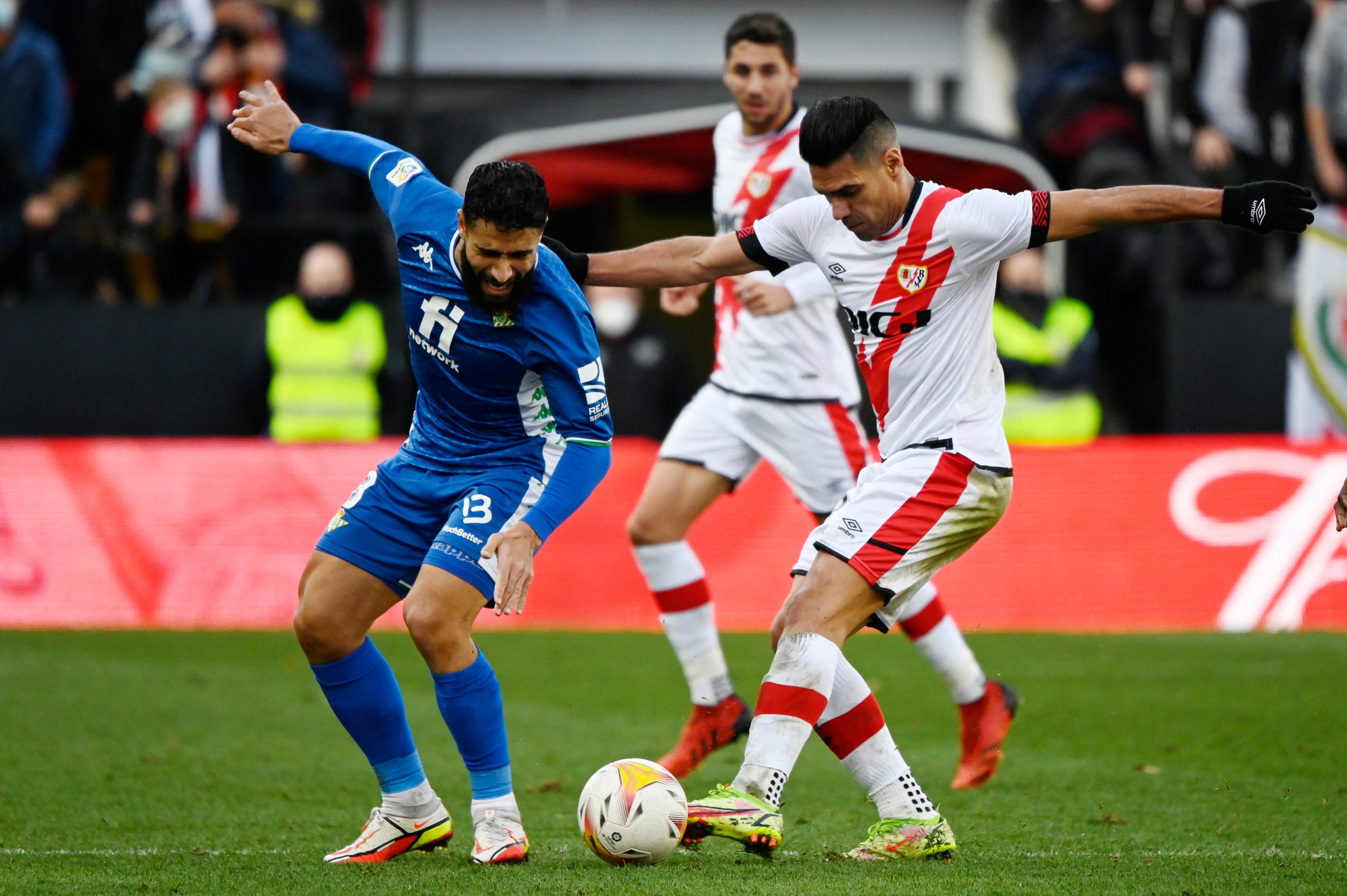 El delantero colombiano del Rayo Vallecano, Radamel Falcao, reacciona al gol de apertura de Betis durante el partido de fútbol de la liga española entre el Rayo Vallecano de Madrid y el Real Betis en el estadio de Vallecas en Madrid.