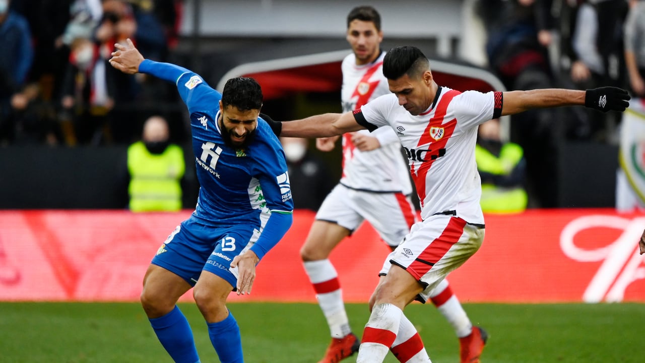 El delantero colombiano del Rayo Vallecano, Radamel Falcao, reacciona al gol de apertura de Betis durante el partido de fútbol de la liga española entre el Rayo Vallecano de Madrid y el Real Betis en el estadio de Vallecas en Madrid.