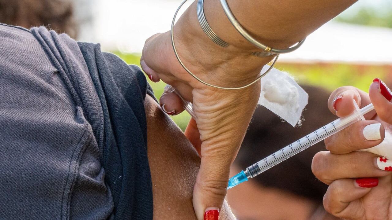 La vacunación está siendo efectiva en el mundo para contrarrestar la pandemia de covid-19.