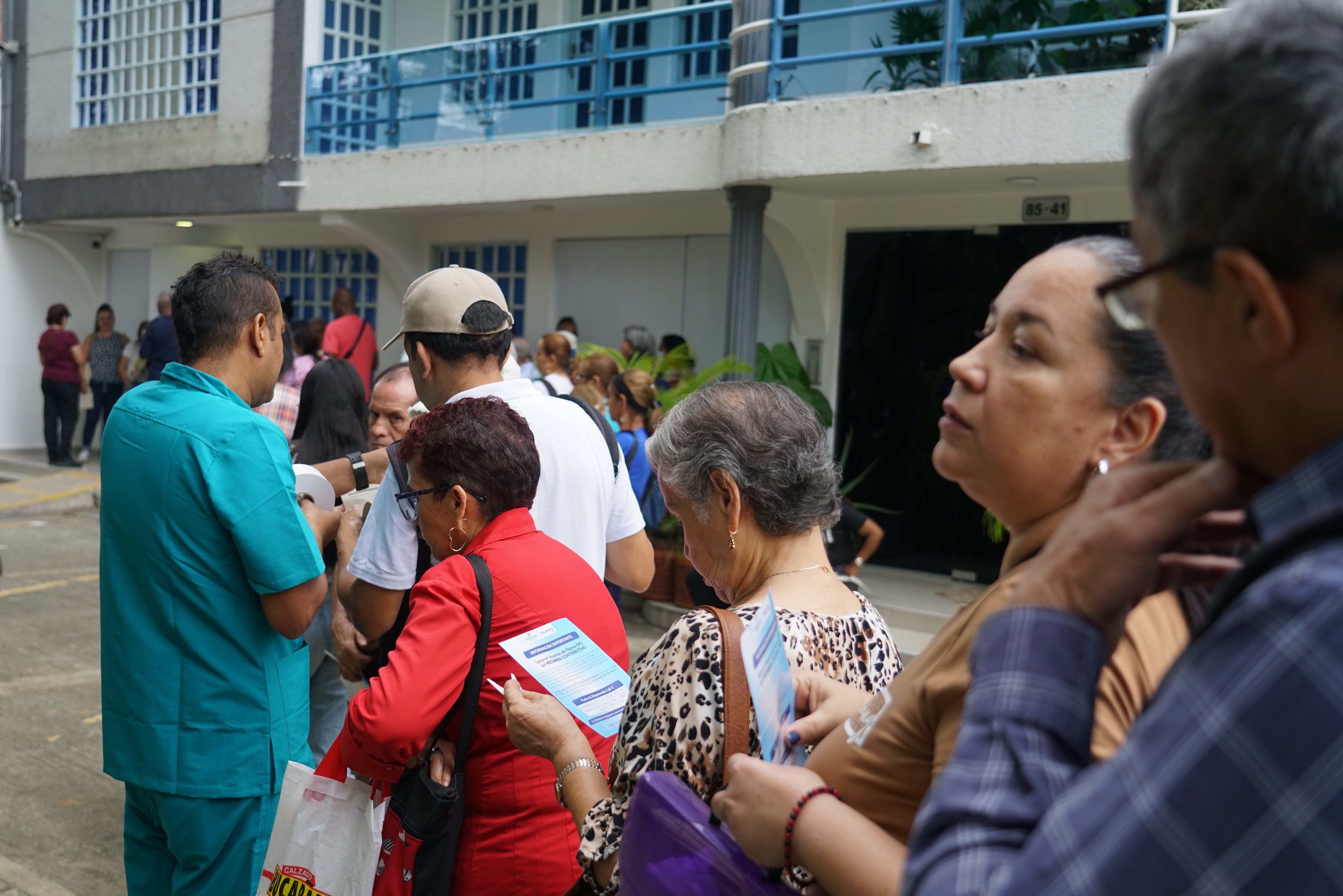 Los problemas para la entrega de medicamentos del nuevo distribuidor Disfarma de la Nueva EPS. Foto Jorge Orozco.