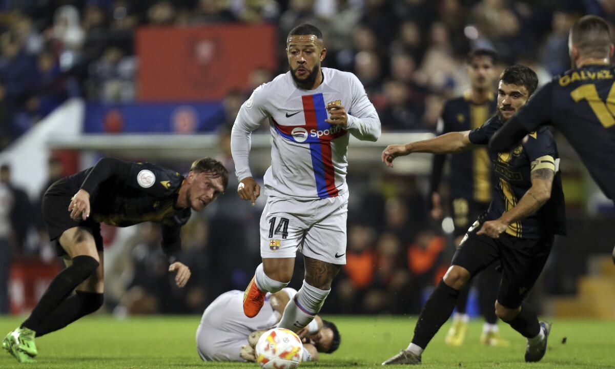 En foto del 4 de enero del 2023, Memphis Depay del Barcerlona corre con el balón en el encuentro de la Copa del Rey ante el Intercity. El viernes 20 de enero del 2023, Depay firma con el Atlético de Madrid por dos años y medio. (AP/Alberto Saiz)