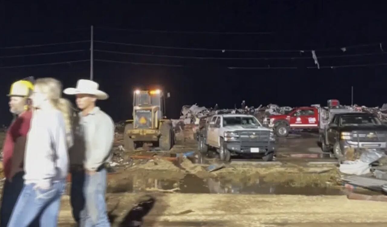 Las imágenes de la devastación que dejó el tornado son apocalípticas.