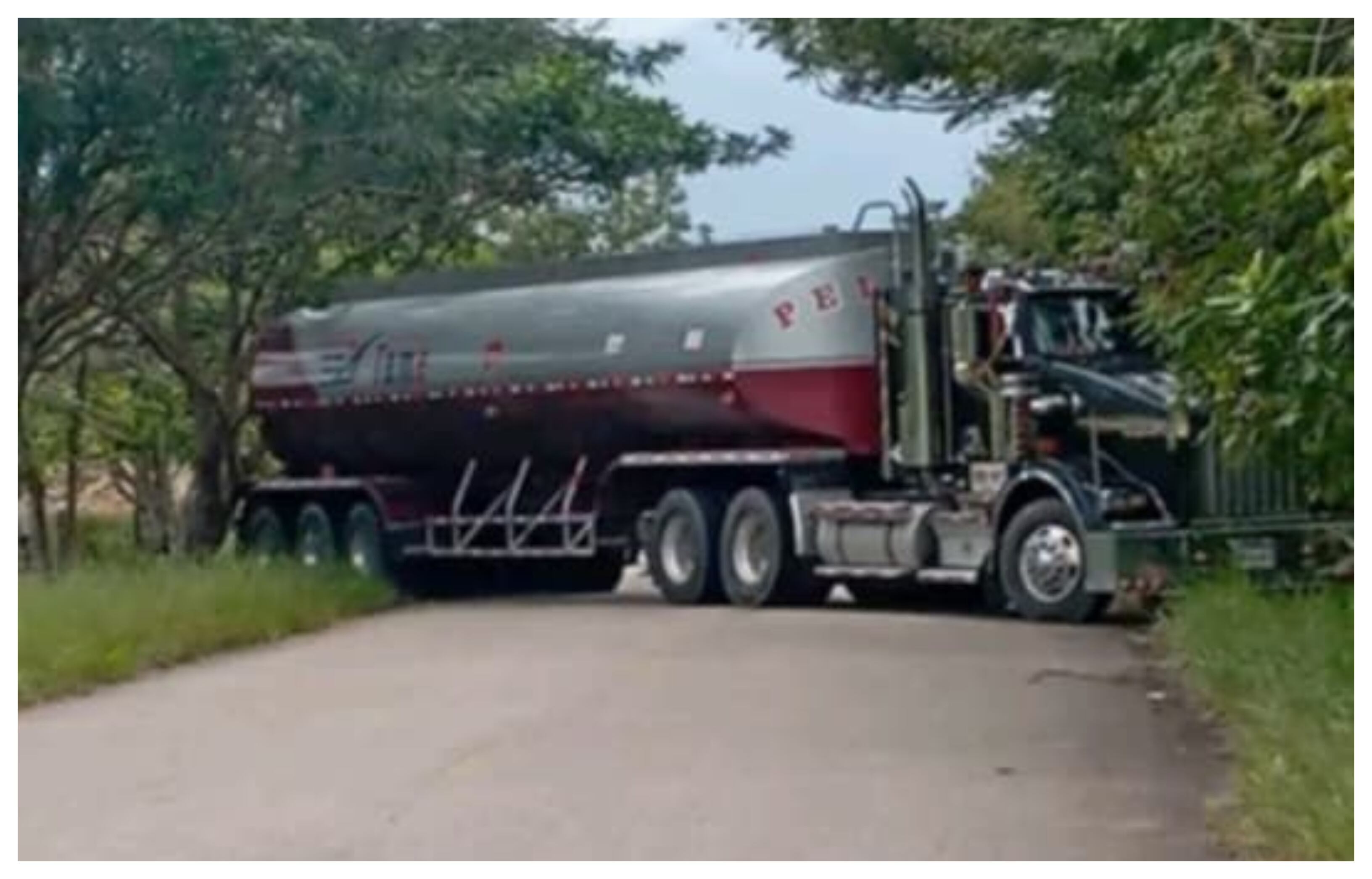 Camión cisterna atravesado en la vía a Puerto Rondón, Arauca.