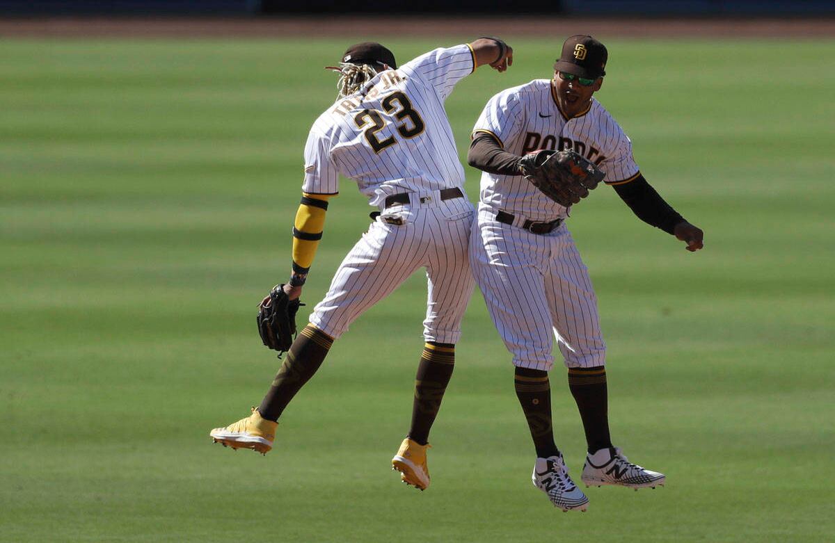 El beisbolista Fernando Tatis Jr., dorsal 23 de los Padres de San Diego, celebra con el jardinero derecho Trent Grisham después de derrotar a los Diamondbacks de Arizona. Lunes 27 de julio en San Diego. Foto: Gregory Bull / AP