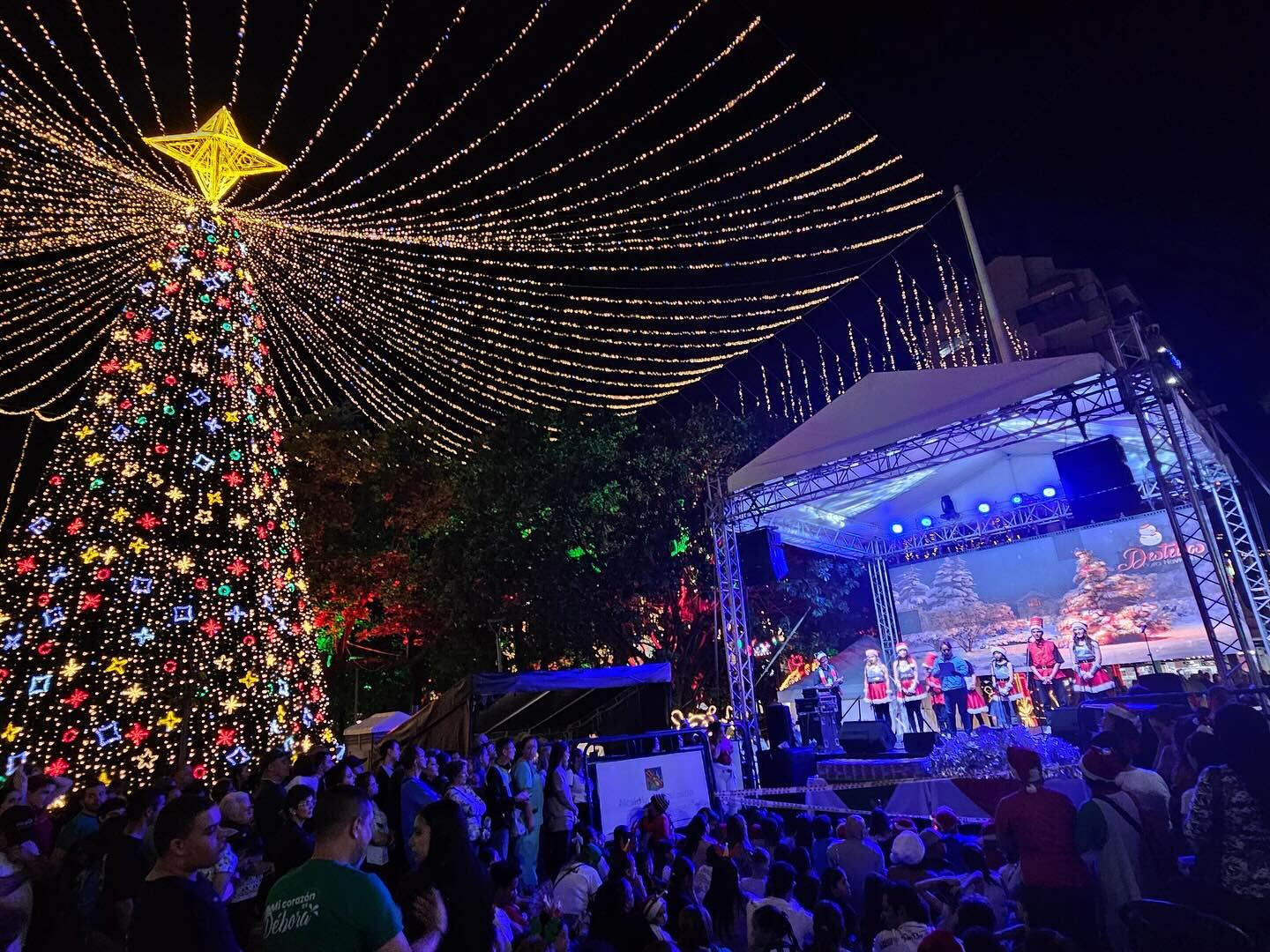Los alumbrados navideños en Envigado se encenderán este viernes, 21 de noviembre, y se apagarán el domingo 18 de enero de 2026.