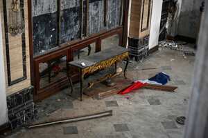 La foto tomada el 31 de marzo de 2023 muestra una bandera francesa en un edificio de ventas de viviendas abandonado en un suburbio de Shenyang, en la provincia nororiental china de Liaoning. La industria de bienes raíces de China creció a la velocidad del rayo desde finales de los 90 y fue un componente importante de la expansión económica acelerada del país. Pero con la desaceleración del crecimiento y el aumento de las deudas, las autoridades cortaron el acceso a préstamos fáciles en 2020, golpeando al sector y provocando una caída récord el año pasado.
El ganado deambula entre las estructuras de hormigón de las mansiones a medio terminar en el noreste de China, algunos de los únicos ocupantes de un complejo de lujo cuyas terrazas en ruinas y arcos cubiertos de maleza son símbolos crudos de un mercado inmobiliario paralizado por su propio exceso. (Photo by Jade GAO / AFP) / TO GO WITH China-economy-housing, PHOTOESSAY