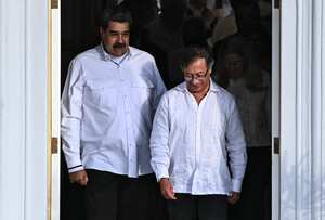 El presidente venezolano, Nicolás Maduro (izq.), y su homólogo colombiano, Gustavo Petro, se despidieron luego de sostener una reunión privada en el Palacio Presidencial de Miraflores en Caracas, el 7 de enero de 2023.