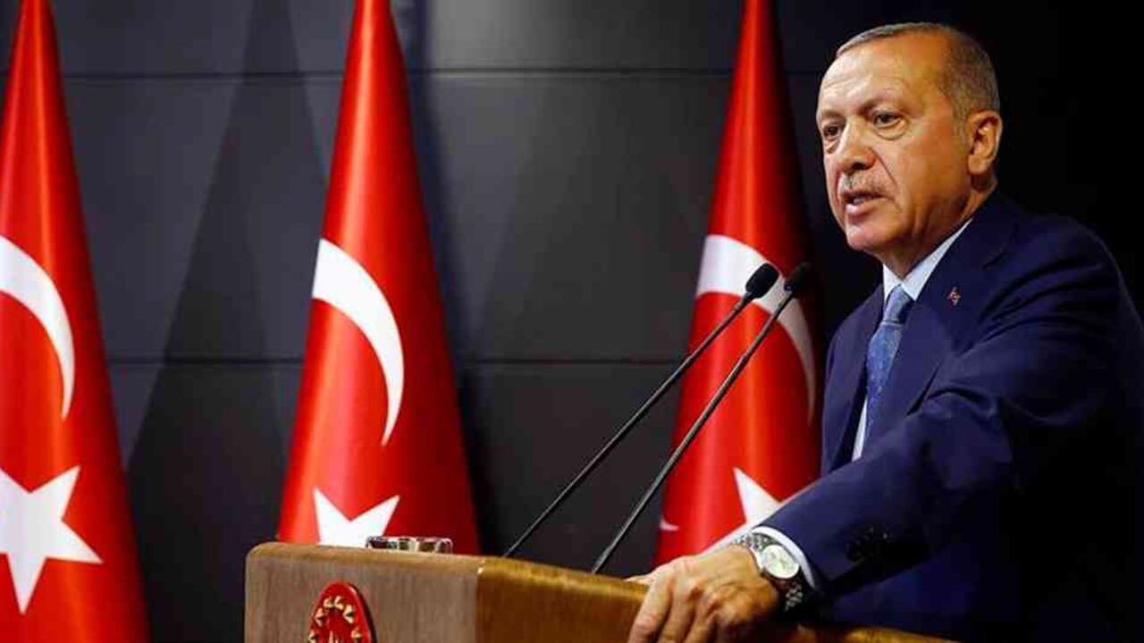 El presidente turco y el líder del Partido de Justicia y Desarrollo (Partido AK), Recep Tayyip Erdogan, habla en una rueda de prensa tras los resultados extraoficiales de las elecciones presidenciales y parlamentarias en Estambul, Turquía, el 24 de junio de 2018.