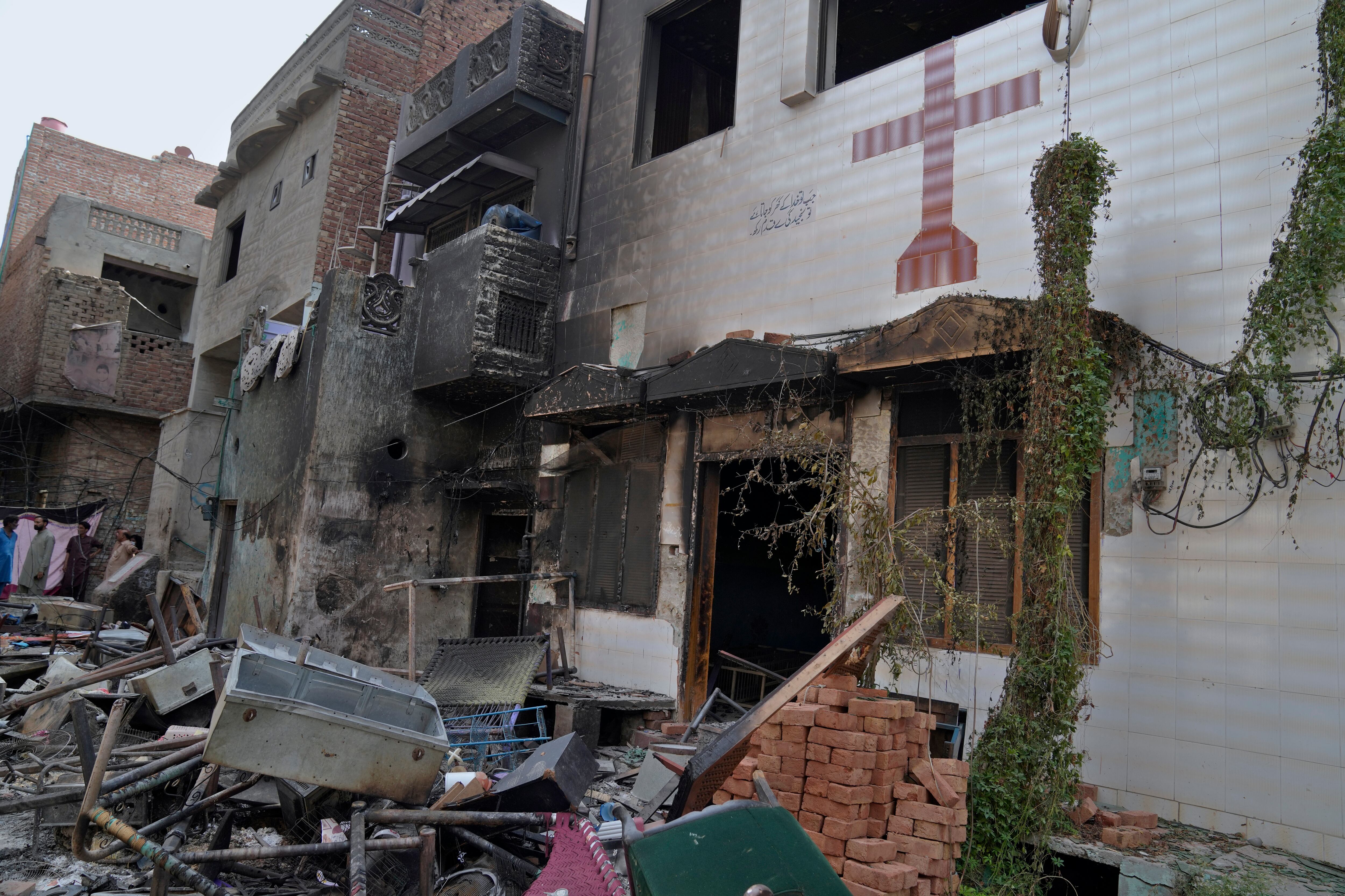 La policía arrestó a más de 100 musulmanes en redadas nocturnas desde un área en el este Pakistán, donde una turba musulmana enojada por la supuesta profanación del Corán por parte de un cristiano atacó iglesias y hogares de cristianos minoritarios, lo que llevó a las autoridades a convocar tropas para restablecer el orden, dijeron las autoridades el jueves. (Foto AP/K.M. Chaudary)