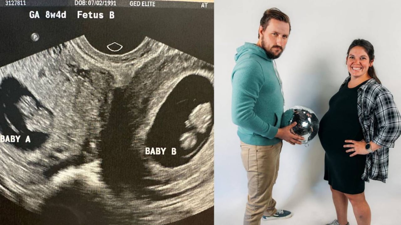 Pareja que recibe a dos bebés en dos úteros diferentes