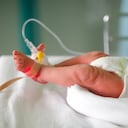 Pequeño bebé prematuro en una incubadora en la sección neonatal de la maternidad