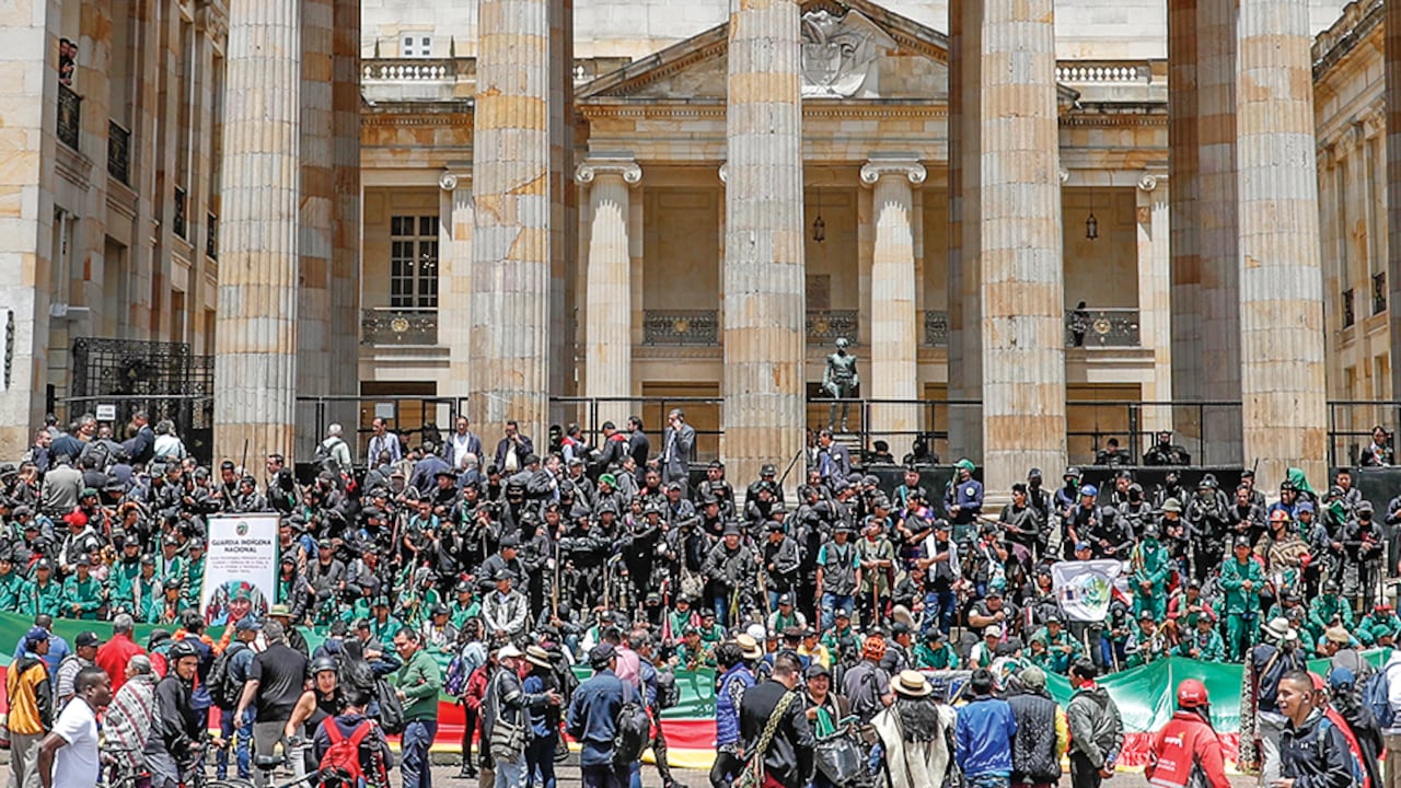 La guardia indígena, con bastones de mando en mano, acompañó el debate del Plan Nacional de Desarrollo y exigieron su aprobación.