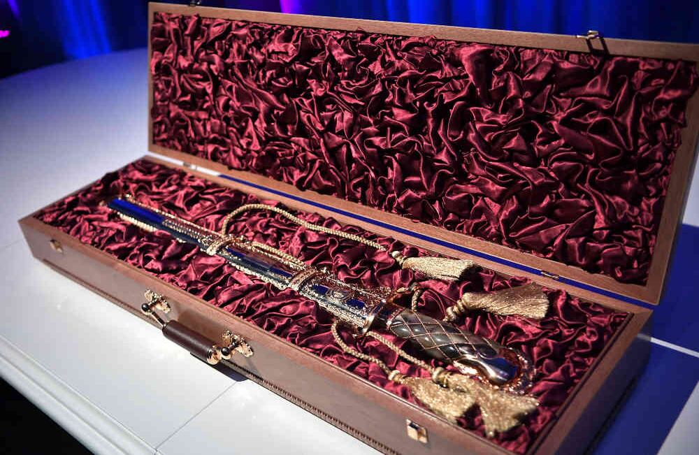 Kim le llevó a Putin un particular regalo: una espada hecha en oro. FOTO: Alexander Safronov/AP