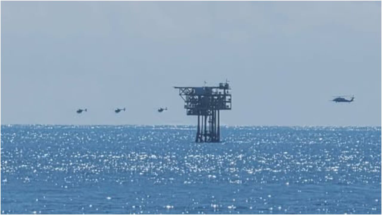 La imagen que captó en Facebook la persona Abby Karim, con el mensaje: "Helicópteros Black Hawk del ejército estadounidense haciendo ejercicios en los campos petrolíferos de Trinidad"