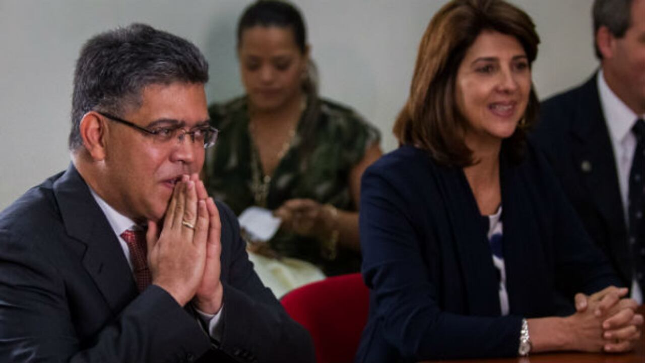 El canciller de Venezuela Elias Jaua y su homóloga colombiana, María Ángela Holguín. (EFE)