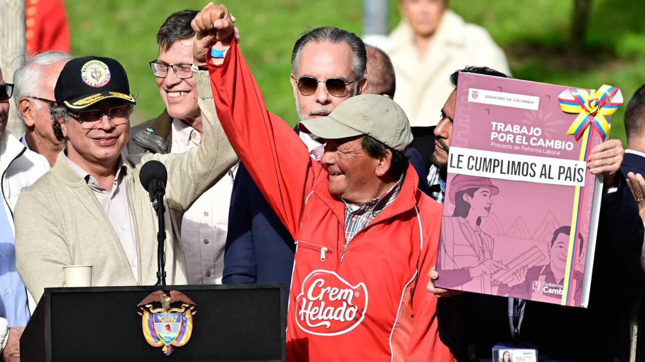 Don Bernardo, el señor de Crem Helado, junto al presidente Gustavo Petro y Armando Benedetti, ministro del Interior, durante la sanción de la reforma laboral, en Bogotá.