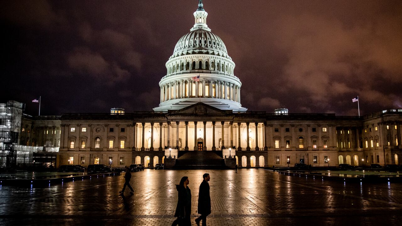 El informe fue aprobado bajo el liderazgo de 24 legisladores demócratas, mientras que un grupo reducido de republicanos votaron en contra de la iniciativa. (Photo by Samuel Corum/Getty Images)