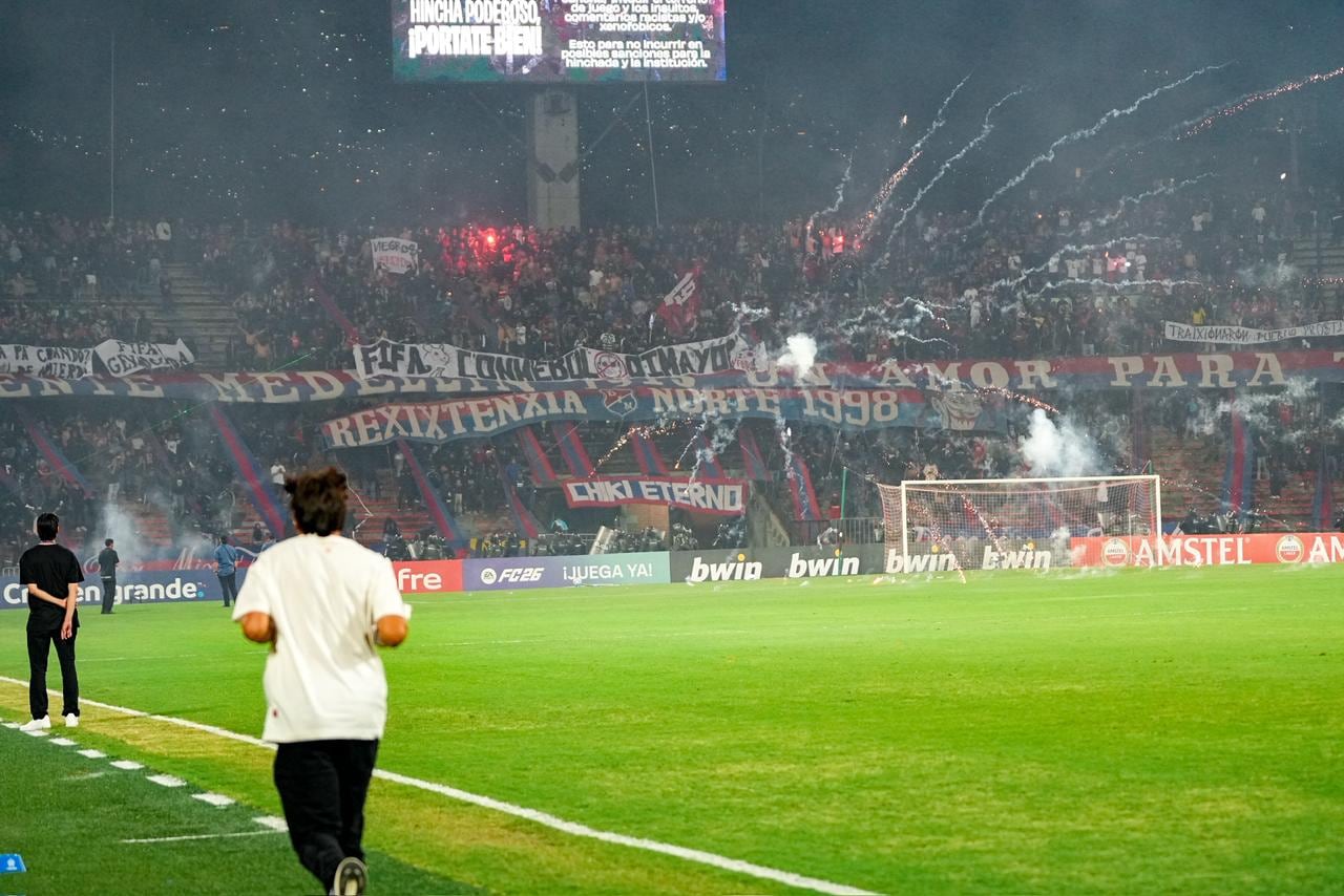 Protesta de los hinchas del Independiente Medellín que suspendió el partido de Copa Libertadores contra Flamengo.
