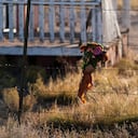 Se deja un ramo de flores para honrar a la directora de fotografía Halyna Hutchins afuera del Rancho Bonanza Creek en Santa Fe, Nuevo México, el domingo 24 de octubre de 2021. Hutchins murió después de que el actor Alec Baldwin disparó un disparo fatal con una pistola de utilería que le dijeron que era a salvo. Foto AP / Jae C. Hong.