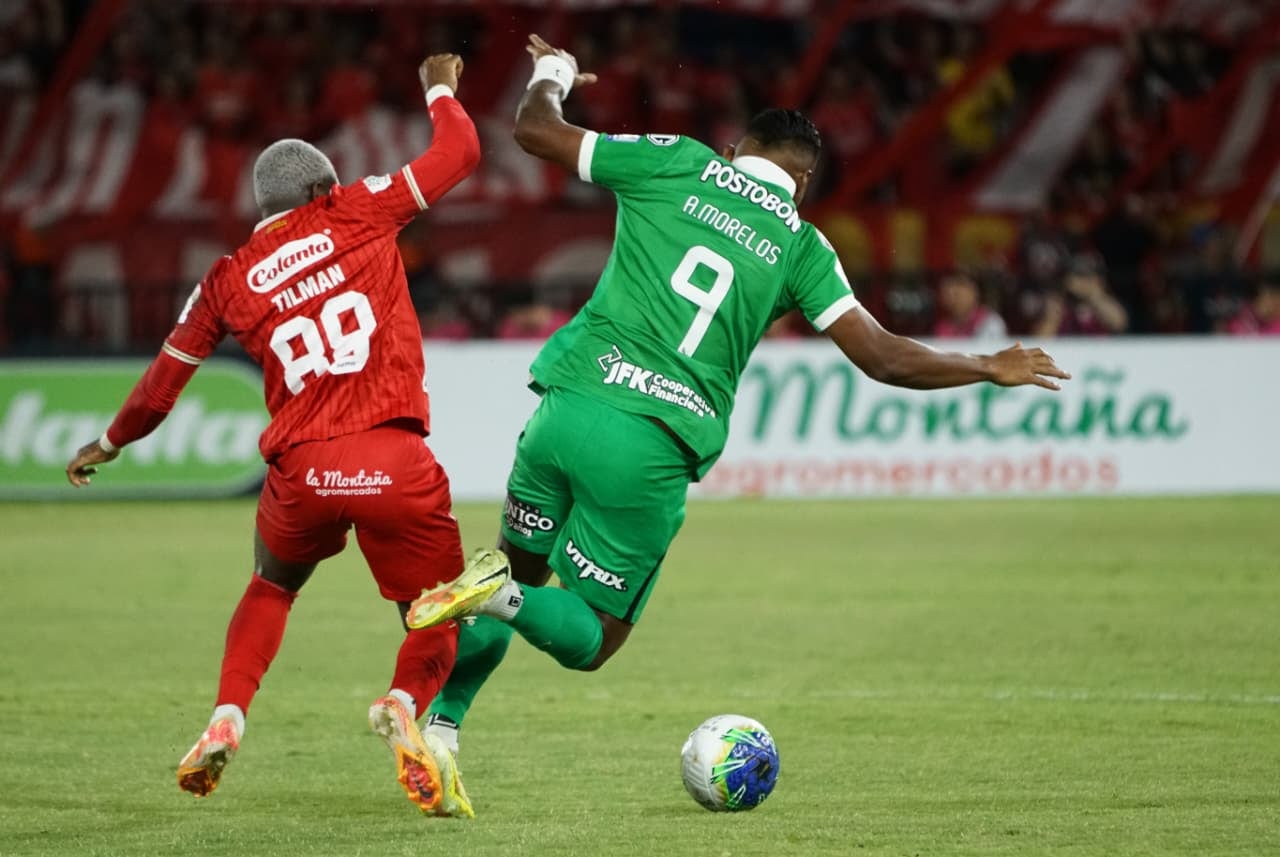 Alfredo Morelos (der.) en el clásico contra América de Cali por la Liga BetPlay 2026-ll.