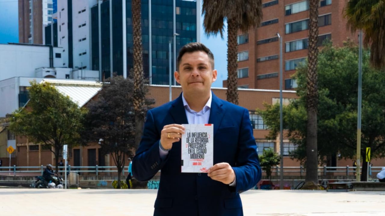 David Cote con su libro ‘La Influencia de la Reforma Protestante en el Estado Moderno’