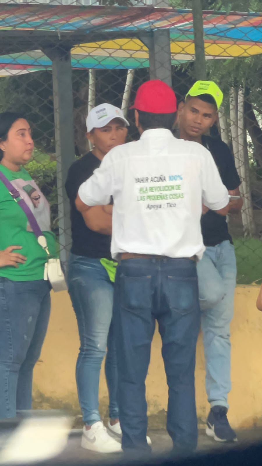 Campaña de Yahir Acuña entregando dinero.