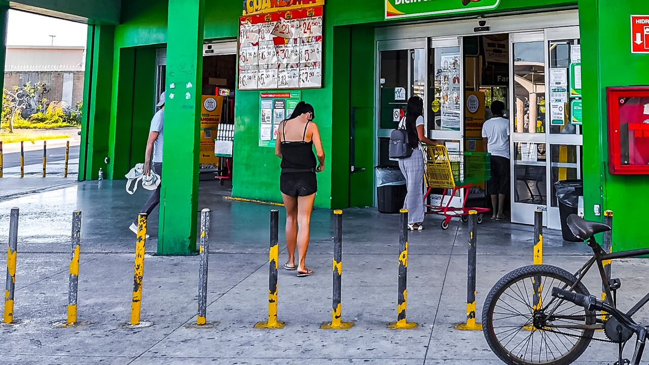 Los supermercados implementan medidas de seguridad para evitar falsificaciones en los billetes