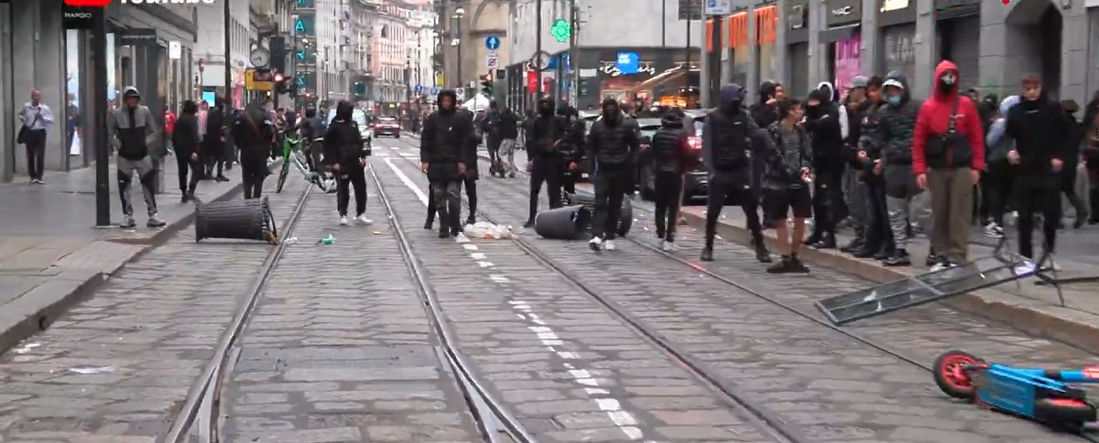 Los saqueos registrados en el centro de Milán durante las protestas de este 18 de octubre dejaron daños en establecimientos comerciales y motivaron nuevos operativos de las fuerzas de seguridad.