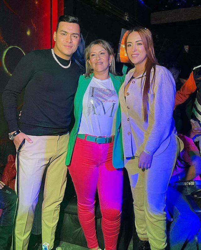 El cantante tiene una hermana que se llama Lina Jiménez