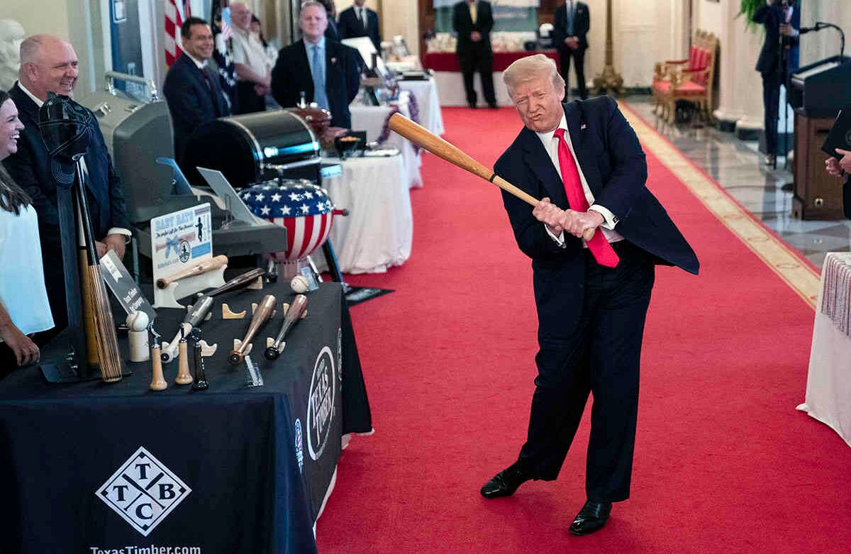 El presidente Donald Trump balancea un bate de béisbol durante la exhibición Espíritu de América en la Casa Blanca, el 2 de julio, en Washington. Trump participó en diferentes actos relacionados con la celebración de la independencia estadounidense, que se convirtieron en escenarios para promover su candidatura a la reelección. Foto: Evan Vucci / AP