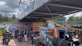 Denuncian parqueadero ilegal debajo de un puente en Bogotá: el Distrito se pronunció