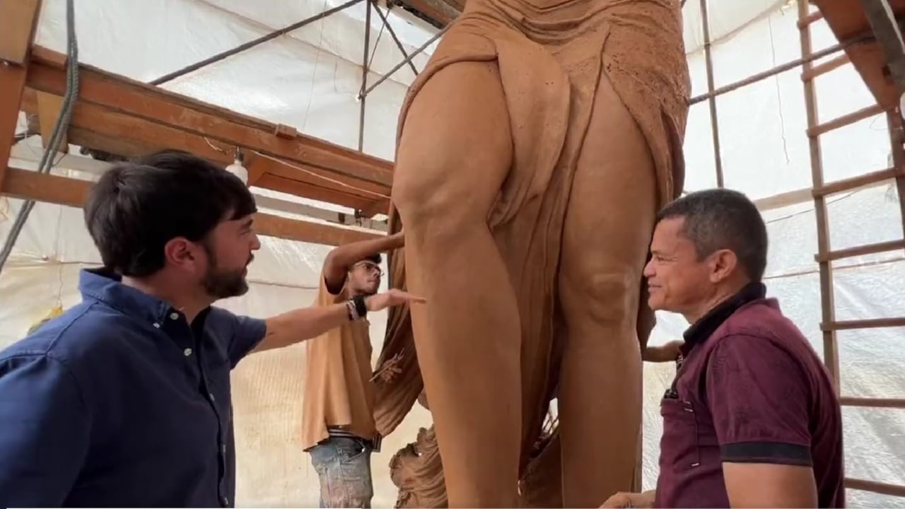 La escultura está siendo fabricada por artistas de la ciudad.