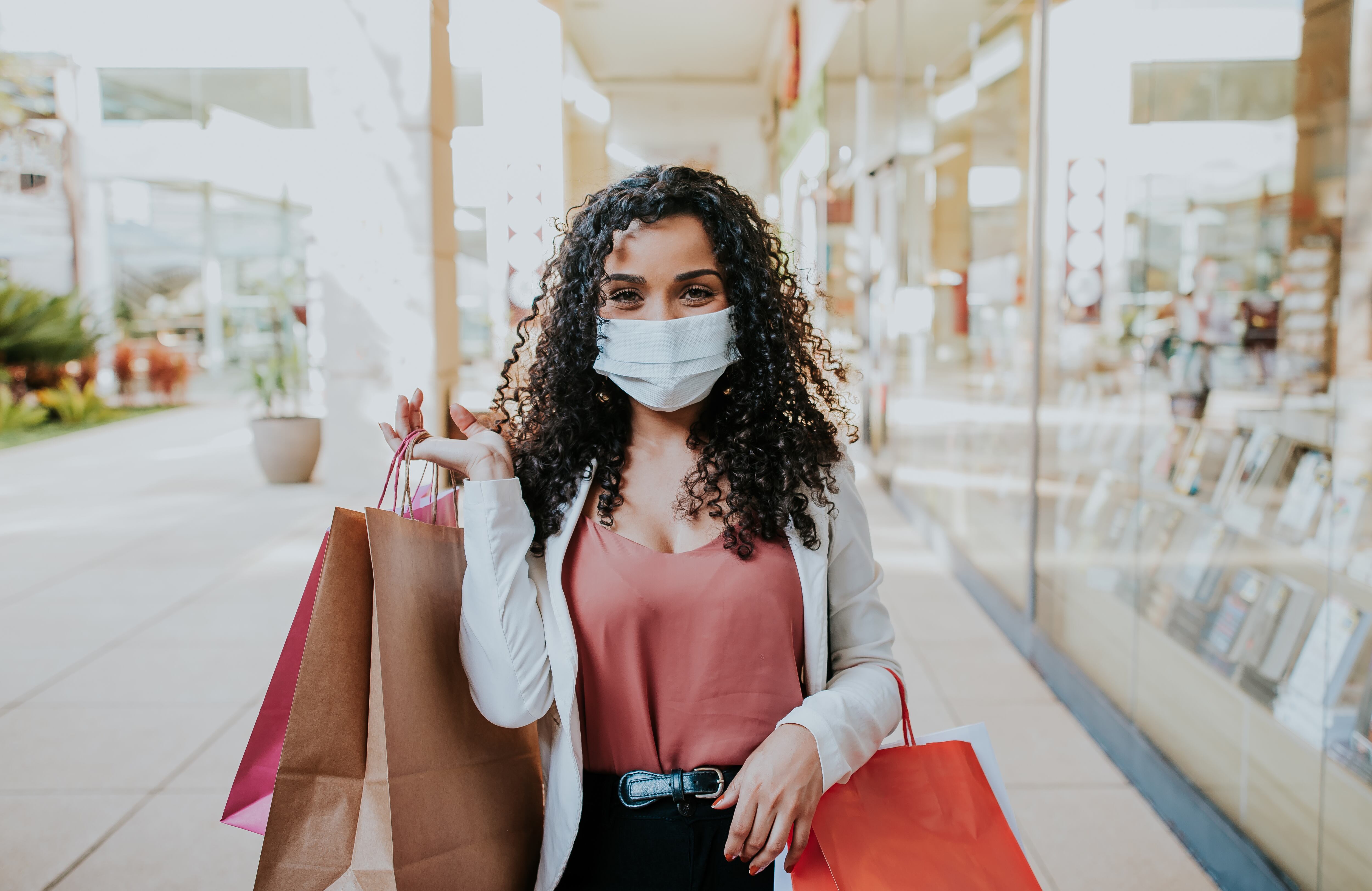 Mujer con tapabocas de compras