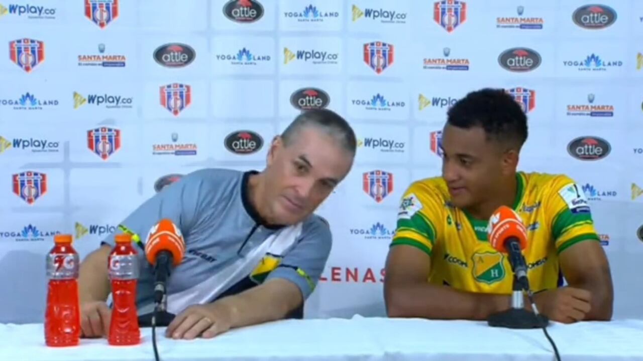 Jugador y técnico del Huila en rueda de prensa.