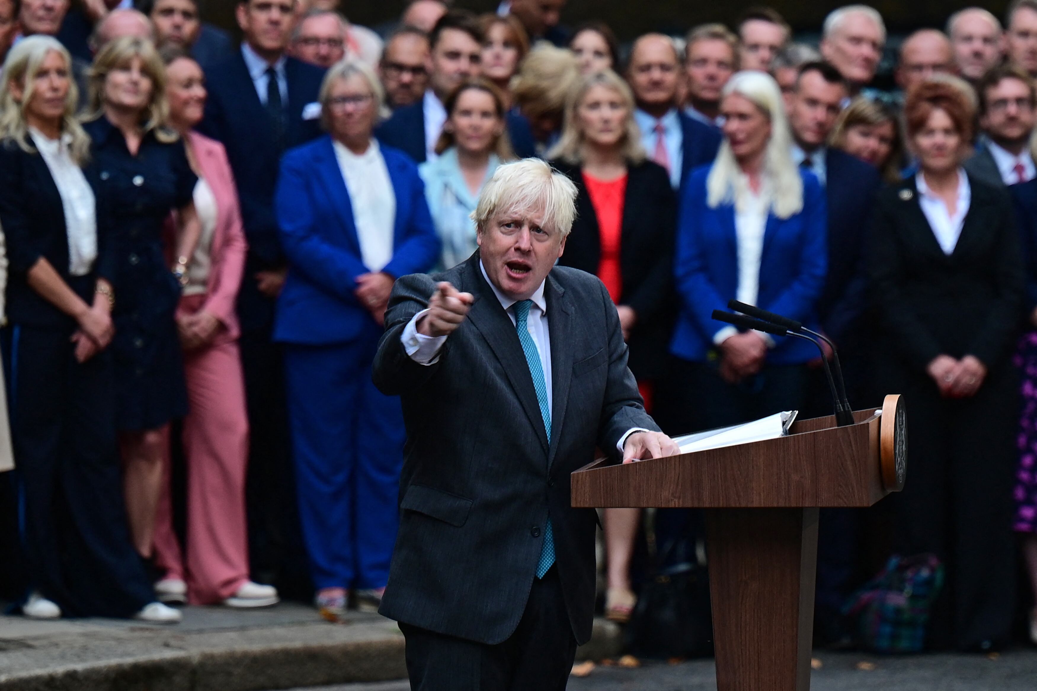 El entonces primer ministro británico, Boris Johnson, pronuncia su último discurso frente al número 10 de Downing Street en el centro de Londres el 6 de septiembre de 2022