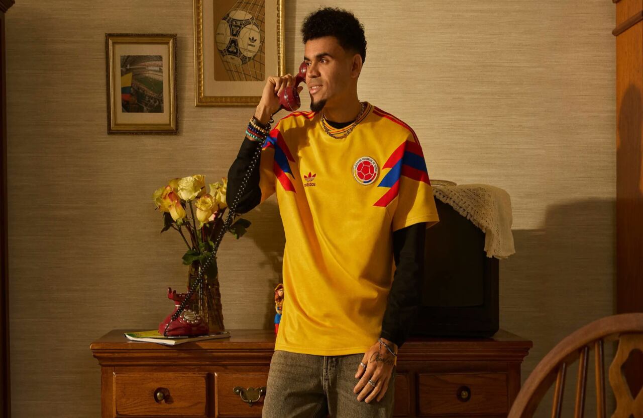 Selección Colombia lanza renovada imagen de la camiseta del Mundial del 90, en 2026