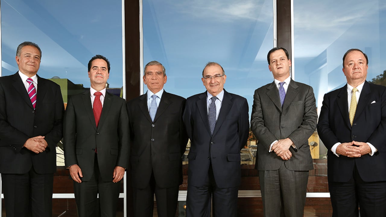De izquierda a derecha: el general (r) Óscar Naranjo, Frank Pearl, el general (r) Jorge Enrique Mora, Humberto de la Calle, Sergio Jaramillo y Luis Carlos Villegas.