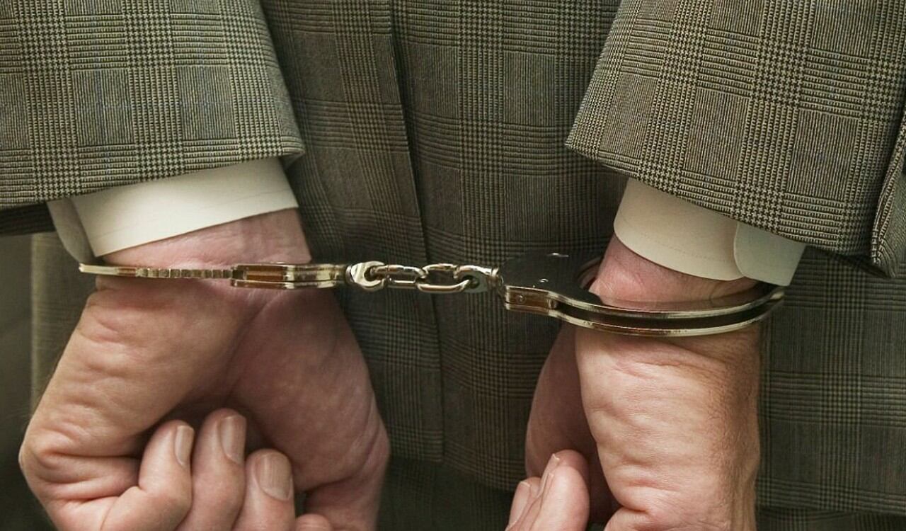 El sujeto fue reducido por los cuatro agentes y esposado (imagen de referencia)