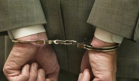 El sujeto fue reducido por los cuatro agentes y esposado (imagen de referencia)