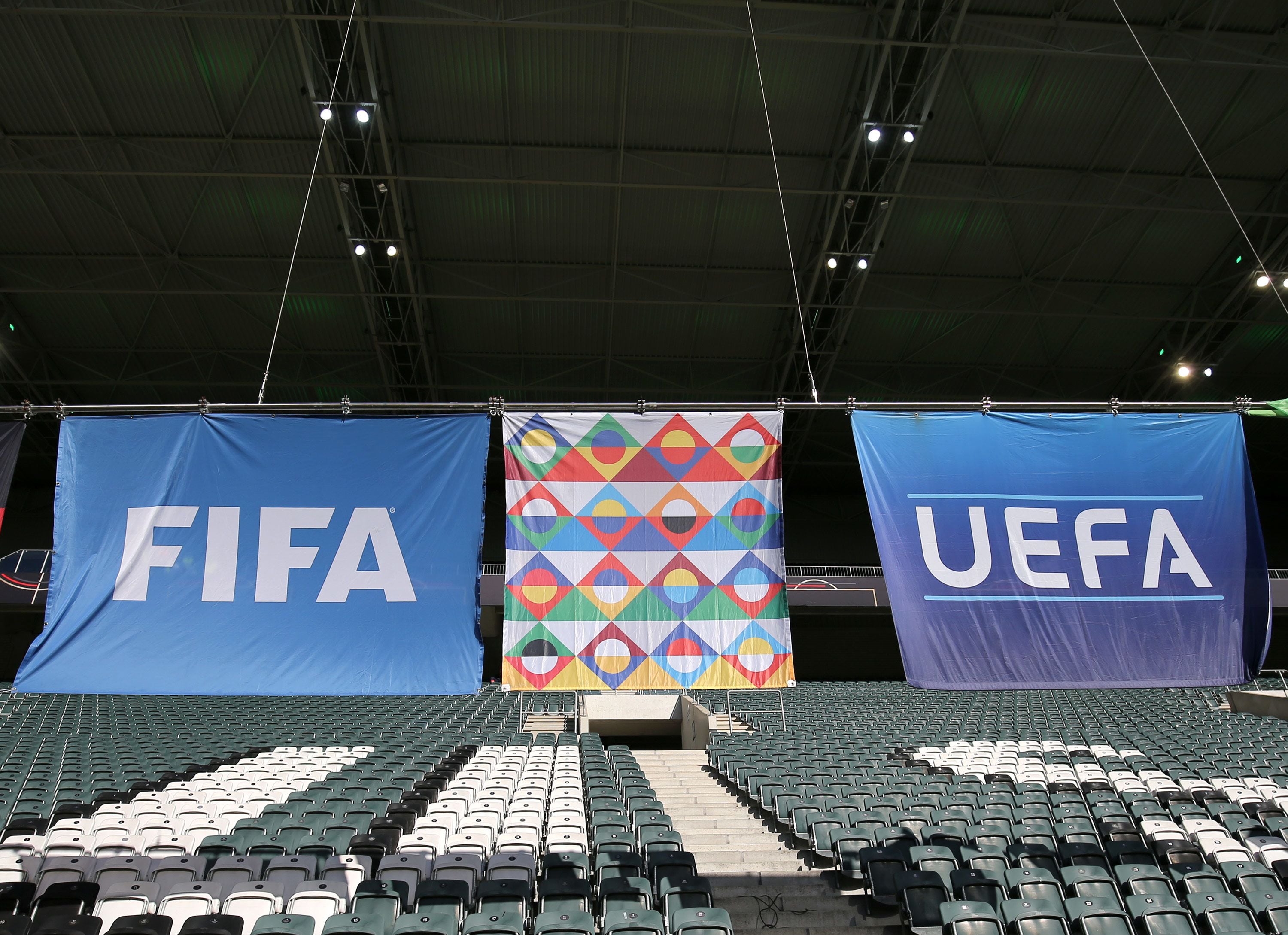 Pelea UEFA - FIFA