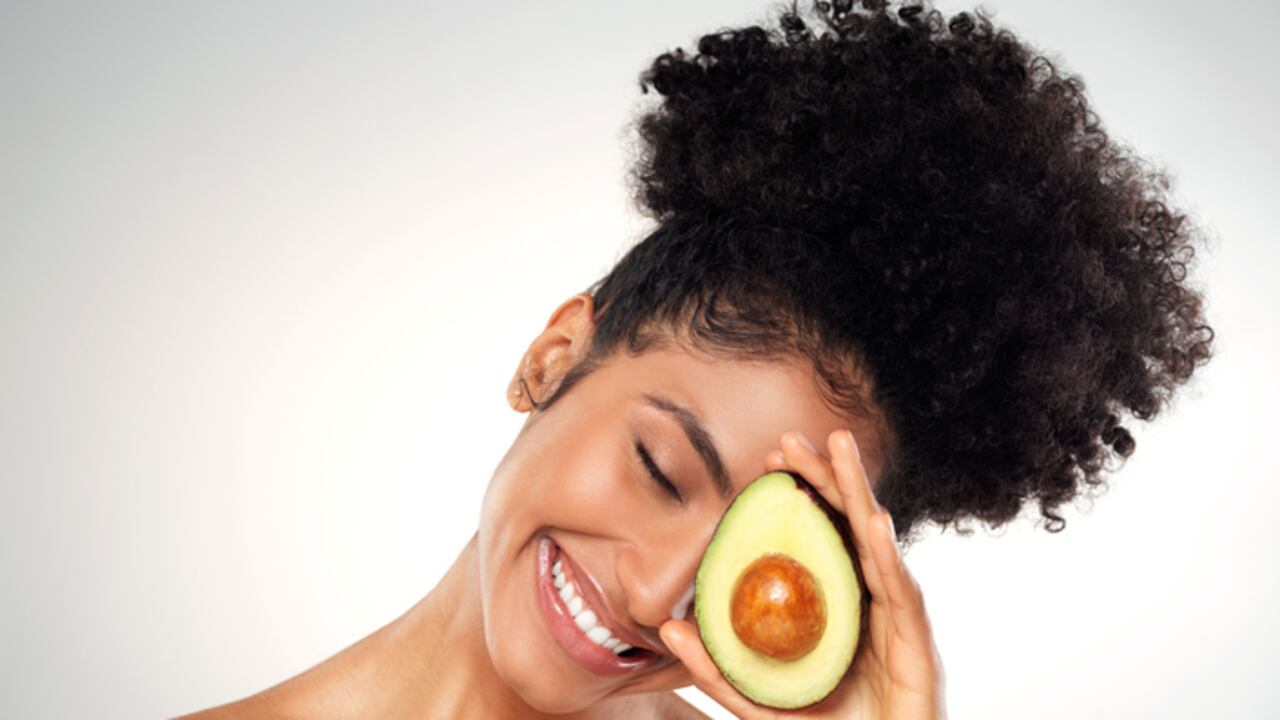 El aguacate es un alimento que le da luminosidad a la piel. Getty Images.