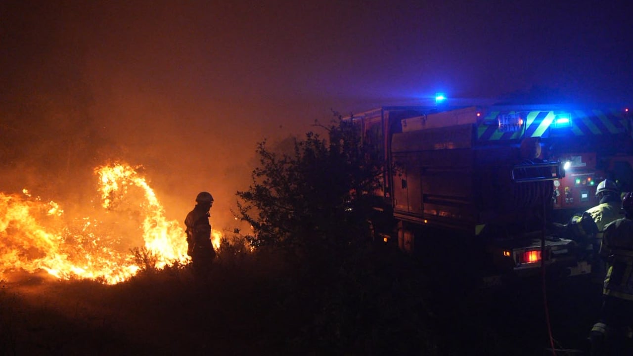 Esta fotografía, facilitada por el Cuerpo de Bomberos francés SDIS13 el jueves 2 de julio de 2026, muestra el incendio forestal cerca de La Fare, en el sur de Francia.